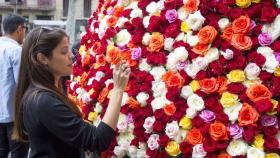 Una joven participando en la Festa del Roser de La Rambla de Barcelona