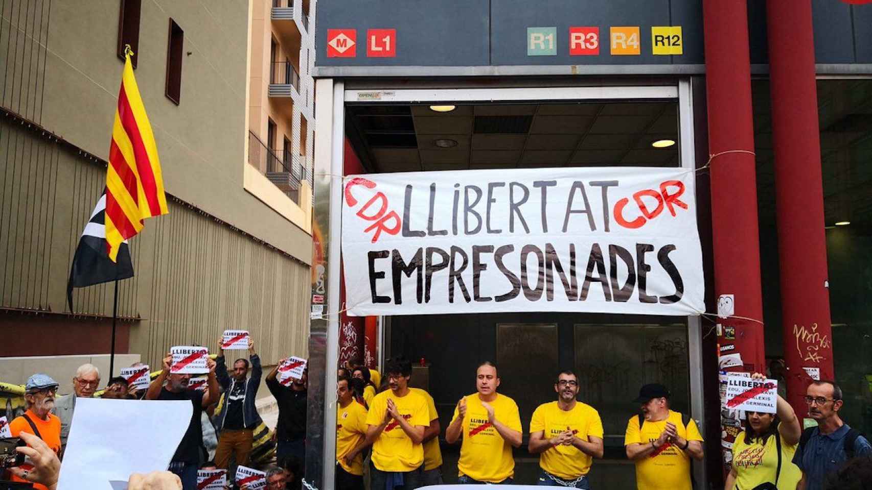 El grupo de CDR encadenado en la estación de Arc de Triomf / CDR GÒTIC RAVAL