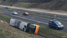 El autobús accidentado, en la autopista / FRANCE 3