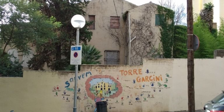 El muro de la Torre Garcini, con grafitis / JORDI SUBIRANA