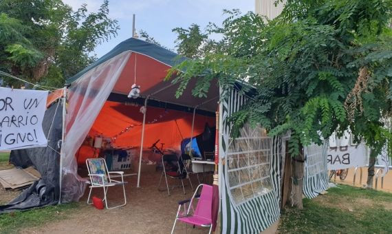 La acampada de vecinos del solar cercano a la Torre de Telefónica