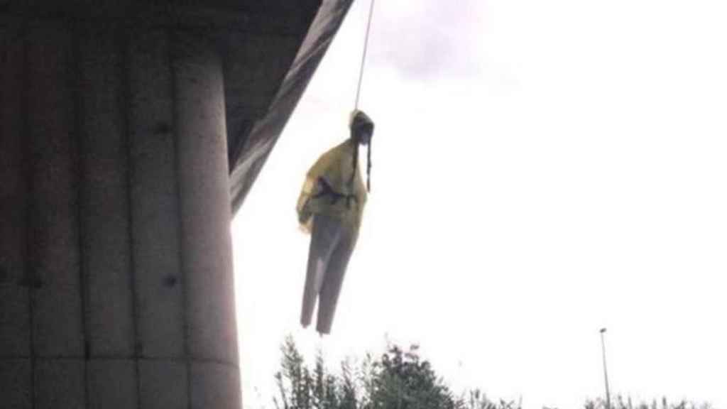 Muñeco de Greta Thunberg colgado en un puente de Roma / TWITTER