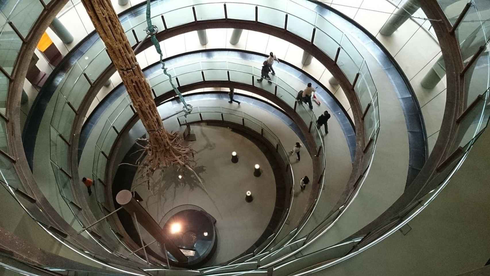 Escalera interior del Cosmocaixa, uno de los museos interactivos donde disfrutar de la ciencia en Barcelona