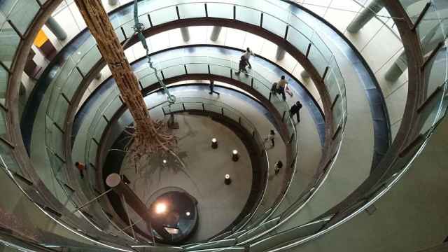 Escalera interior del Cosmocaixa, uno de los museos interactivos donde disfrutar de la ciencia en Barcelona