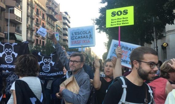 Los vecinos del Eixample protestan por los altos niveles de contaminación / MA