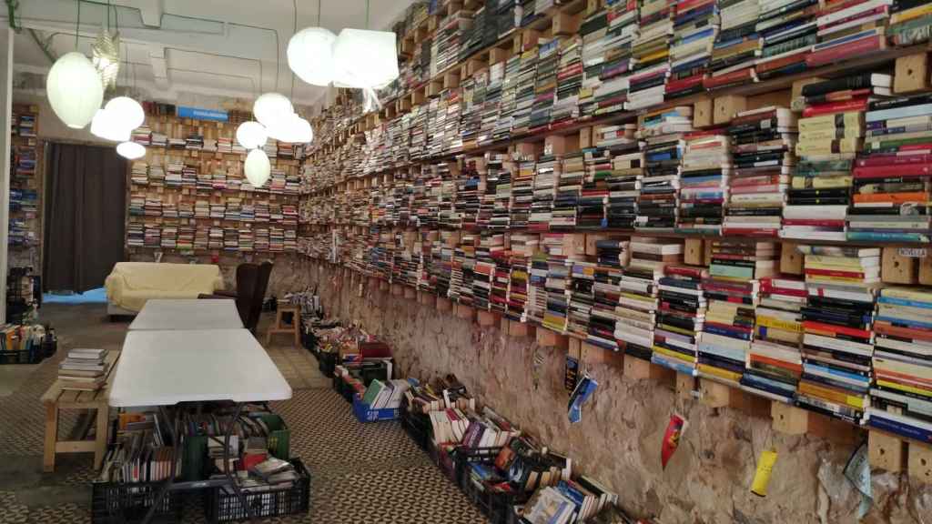 Centenares de libros para elegir (y soñar) en TuuLibrería de Barcelona / P. B.