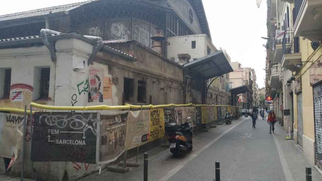 El mercado de la Abaceria, degradado y vallado / JORDI SUBIRANA