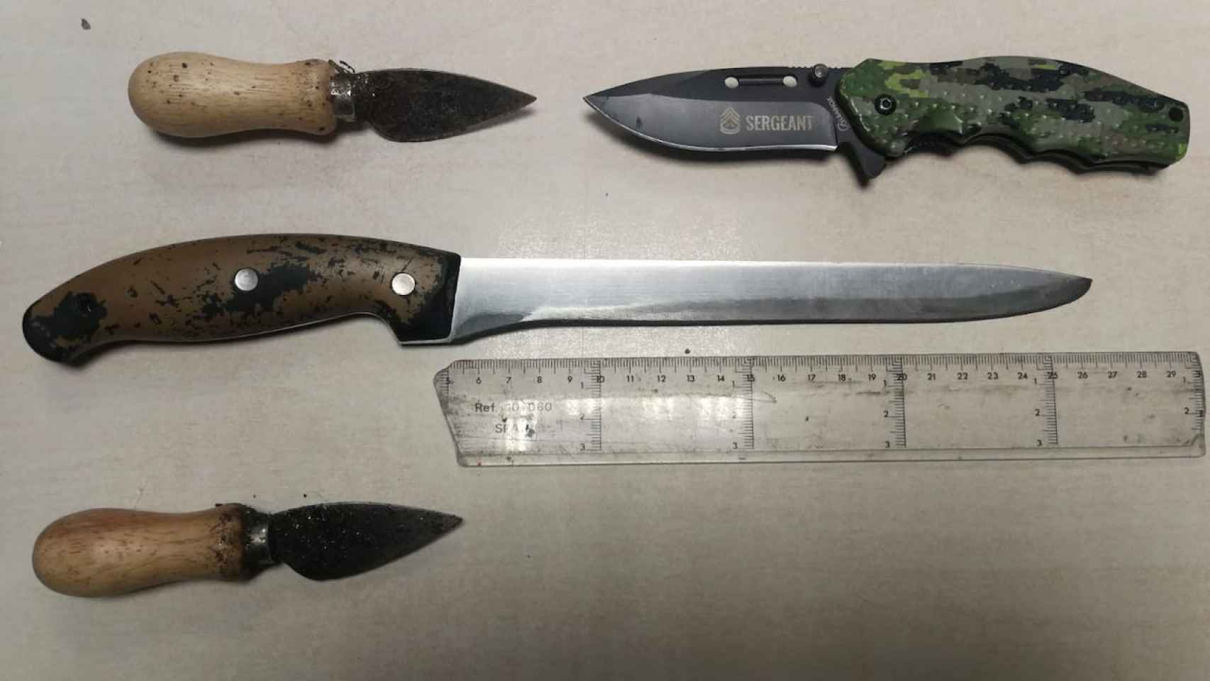 Las cuatro armas blancas halladas en la plaza de Folch i Torres, en el Raval