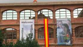 Una imagen de la bandera española colgada en la fachada de la Universidad Abad Oliva / TWITTER