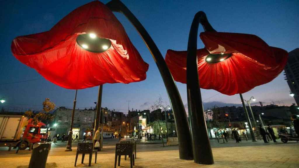 Proyecto de amapolas por el medioambiente en una plaza de Jerusalén