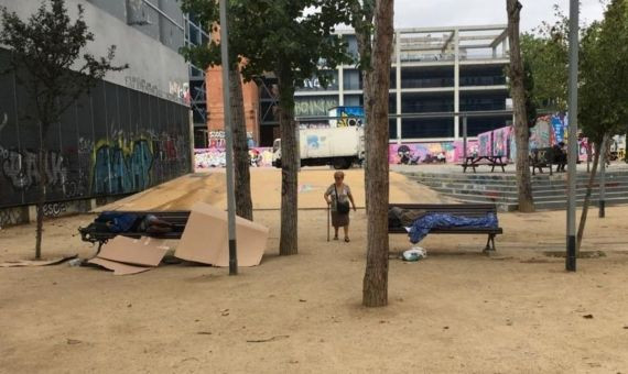 Otros dos sintecho duermen en los Jardins de les Tres Xemeneies / METRÓPOLI ABIERTA