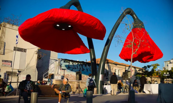 Amapolas en forma de farolas en una plaza de Jerusalén / Pinterest