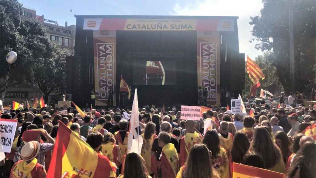 Personas participando en la manifestación unionista de Barcelona / EUROPA PRESS