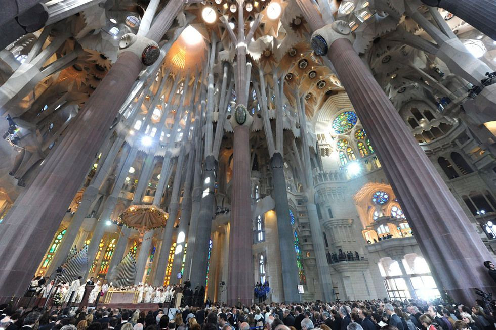 Interior de la Sagrada Família durante una misa / EFE