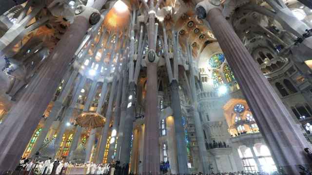 Interior de la Sagrada Família durante una misa / EFE