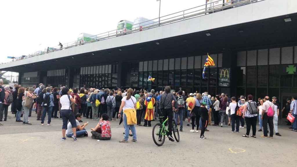 Manifestantes en contra de la sentencia del 'procés' en los exteriores de la estación de Sants / EUROPA PRESS