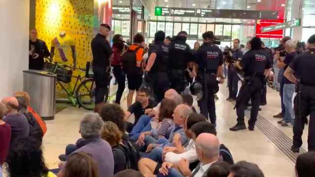 Los Mossos d'Esquadra detienen a un hombre por agreder a un agente durante la protesta de Sants / TSUNAMI REPRESSIU vía TWITTER