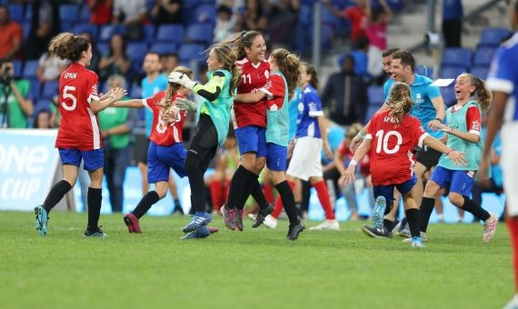 Las campeonas españolas celebran el último gol ante Francia