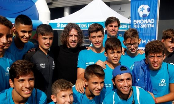 Carles Puyol junto a los jugadores del Betis