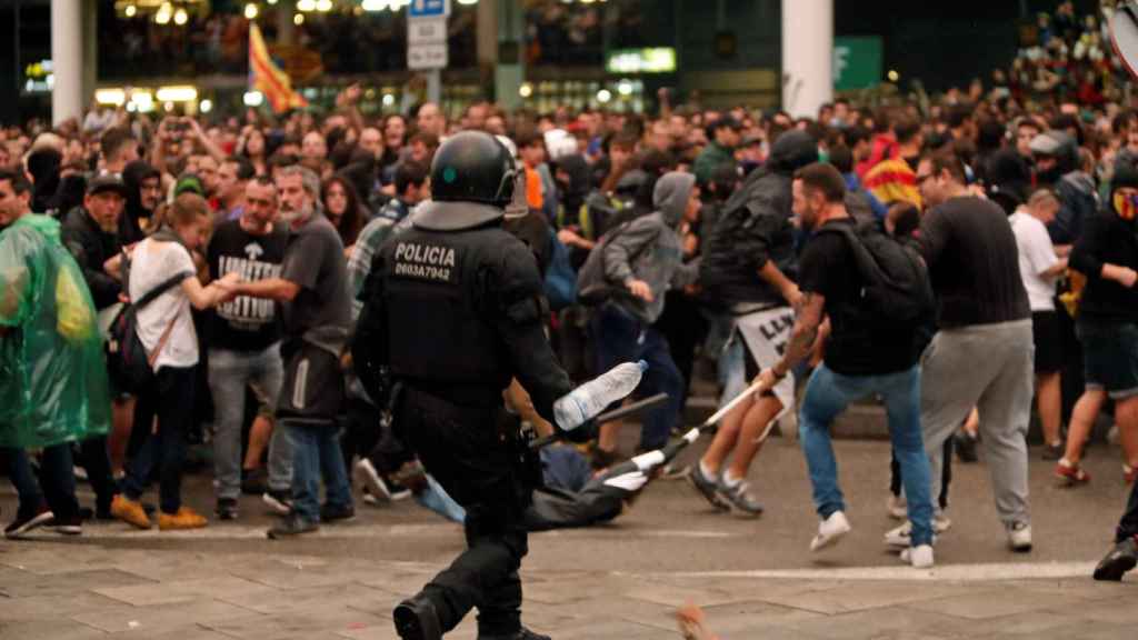 Un momento durante la protesta en el Aeropuerto de Barcelona / EFE-Toni Albir