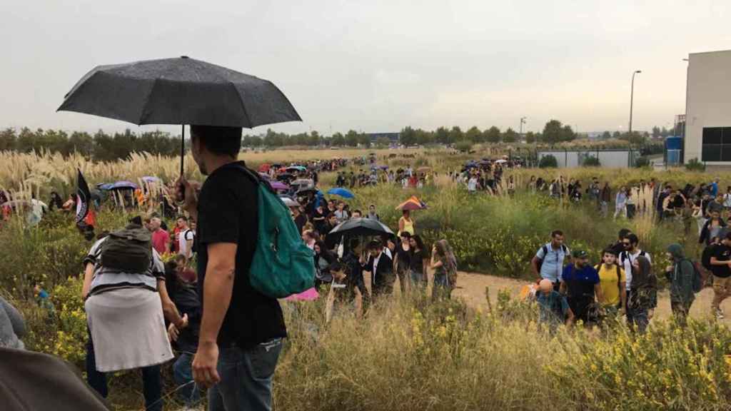 Manifestantes siguiendo la travesía independentista en las inmediaciones del Aeropuerto de Barcelona / RUBÉN PACHECO