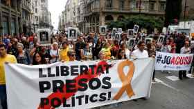 Manifestantes independentistas protestando por la sentencia en la via Laietana, una de las calles más importantes de Barcelona  / EFE - Quique García