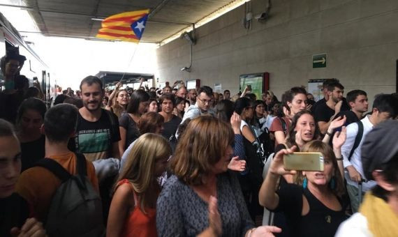 Manifestantes saliendo de la estación de Rodalies del Aeropuerto de Barcelona / RUBÉN PACHECO