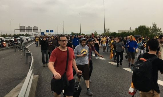 Manifestantes camino al Aeropuerto de Barcelona / RUBÉN PACHECO