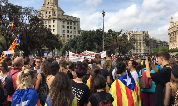 Manifestantes en plaza de Catalunya / RP