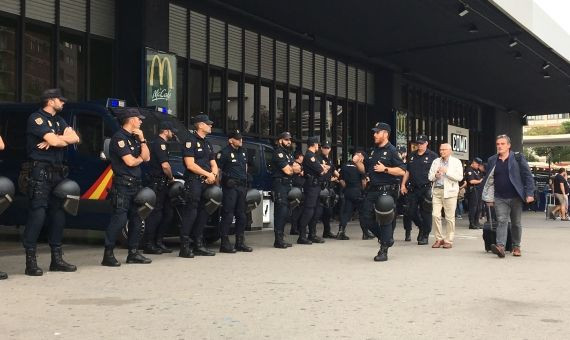 La Policía Nacional custodia la entrada a Sants / RP