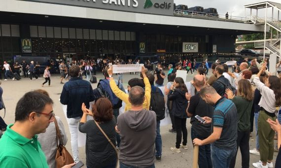 Manifestantes ante la estación de Sants / RP