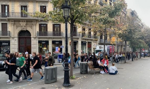 Jóvenes cortando la circulación de la rambla Catalunya / MA