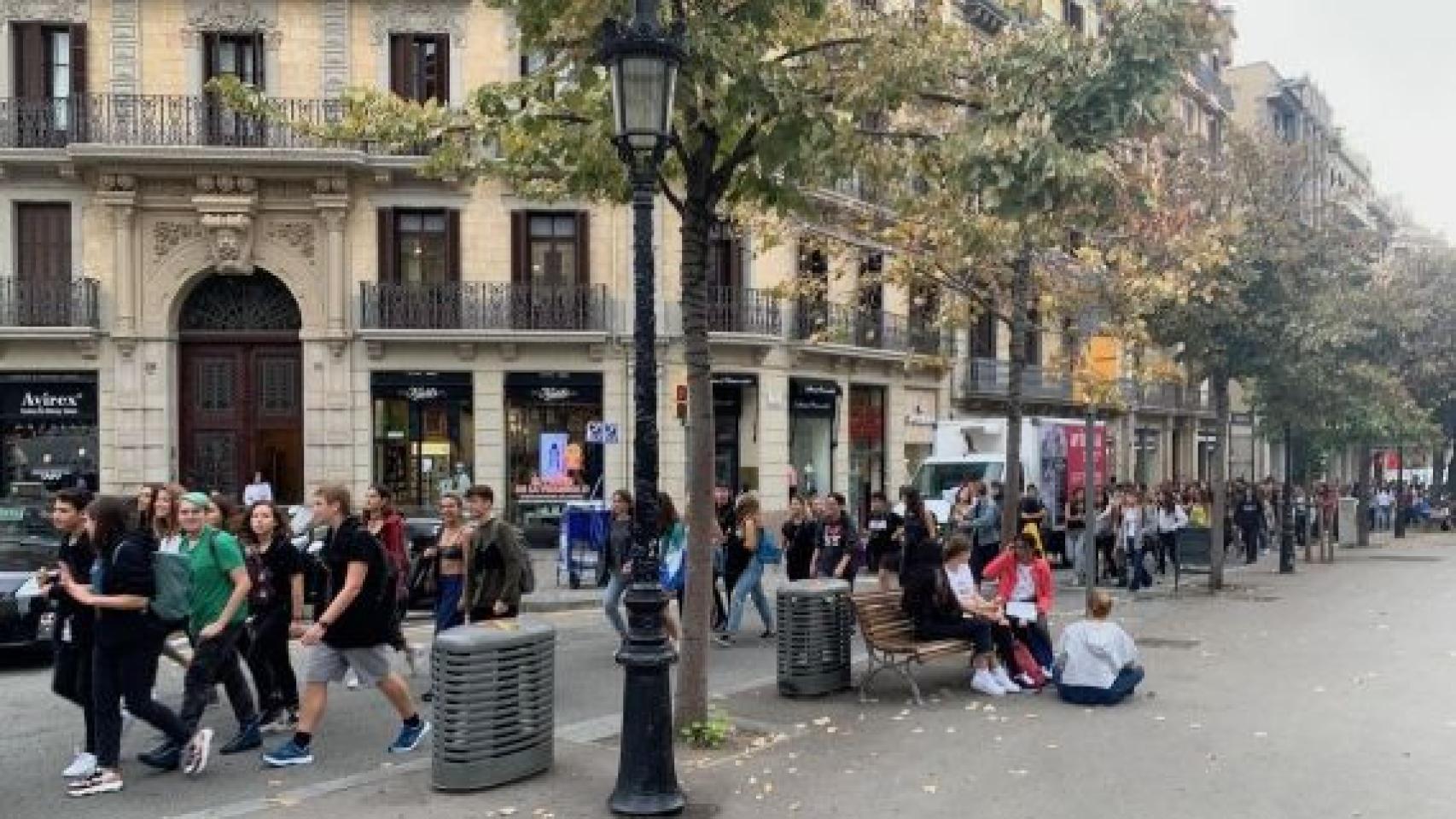 Jóvenes cortando la circulación de la rambla Catalunya / MA