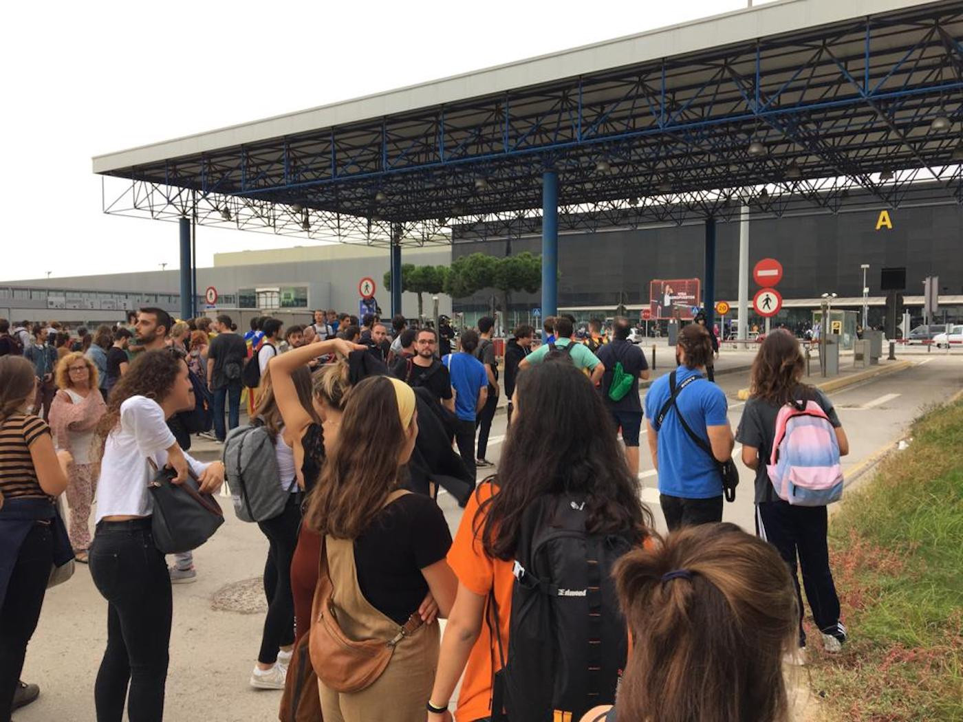 Manifestantes en el acceso cortado de la T-2 del Aeropuerto de Barcelona / RUBÉN PACHECO