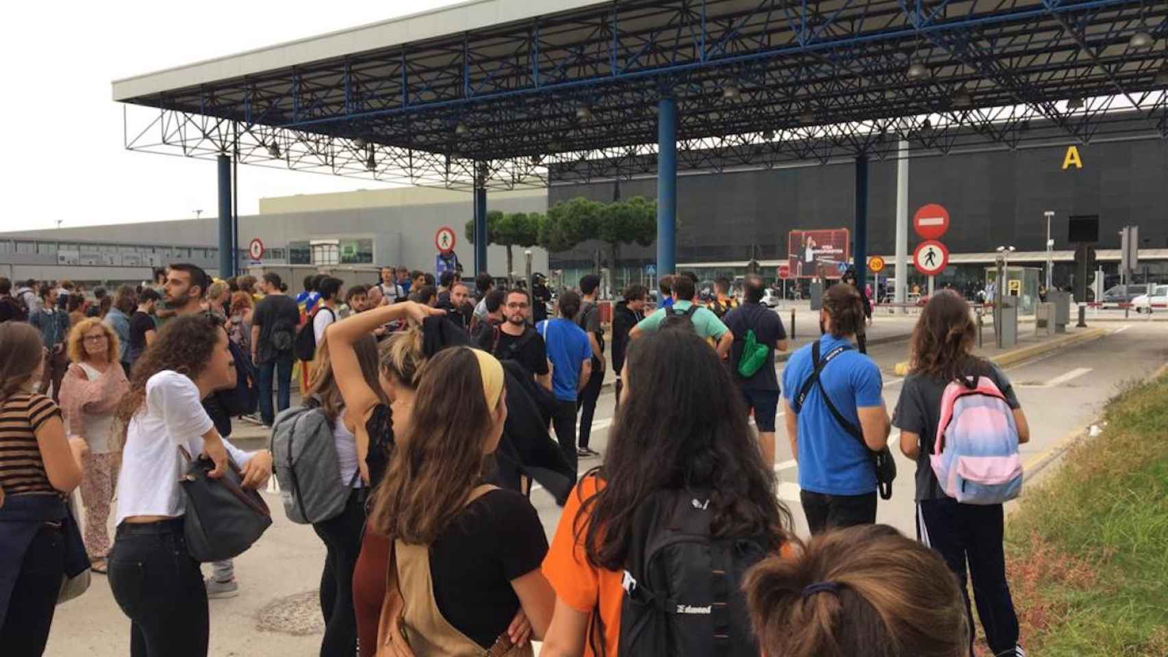 Manifestantes en el acceso cortado de la T-2 del Aeropuerto de Barcelona / RUBÉN PACHECO