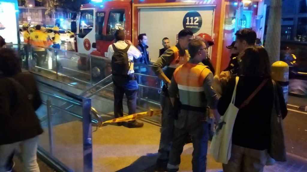 Un camión de bomberos junto a la parada de metro de la L5, en la calle de Cartagena / JORDI SUBIRANA