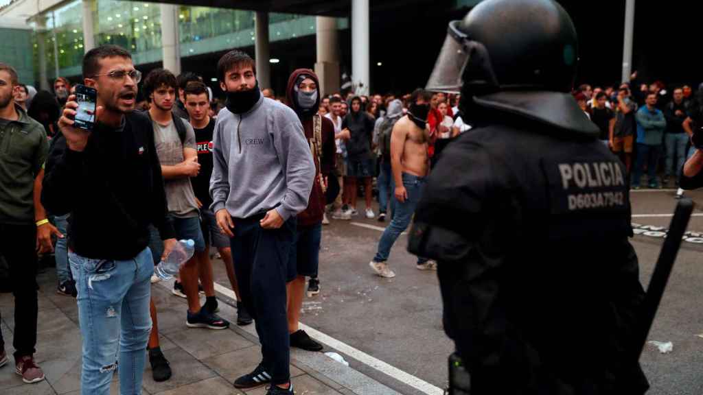 Manifestantes ante efectivos policiales en Barcelona-El Prat / EFE