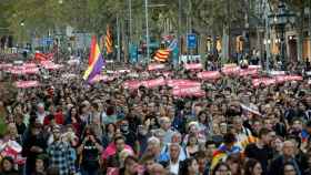 Miles de personas manifestándose en el passeig de Gràcia / EFE