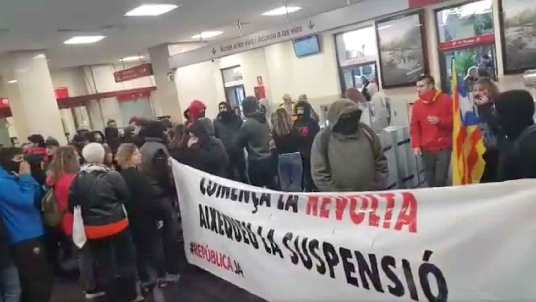 Manifestantes, este martes en la estación de Rodalies de Mataró / TWITTER MATARÓ NOTICIES