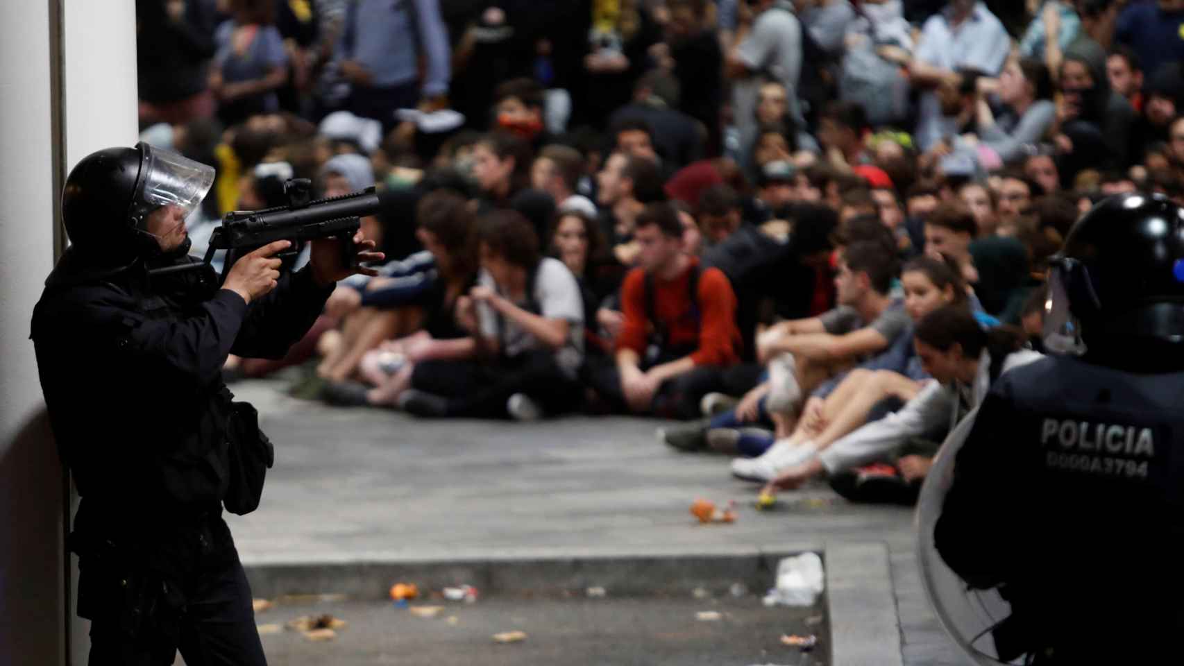 Independentistas concentrados este lunes en el aeropuerto frente a la policía / EFE TONI ALBIR