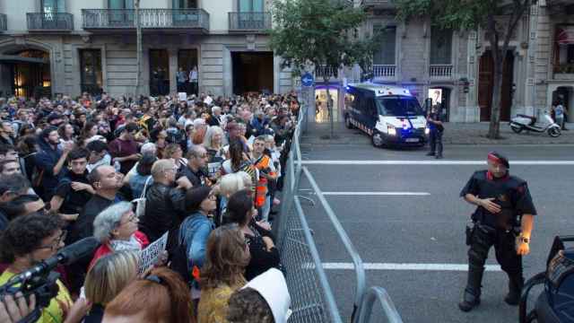 Manifestantes en frente de la Delegación del Gobierno / EFE