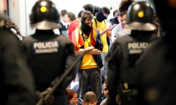 Un manifestante ante agentes de policía / EFE