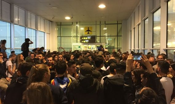 El pasillo de acceso a la Terminal, colapsado por los manifestantes / RP