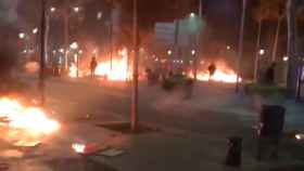 Una imagen de paseo de Gràcia llena de hogueras y barricadas / MA