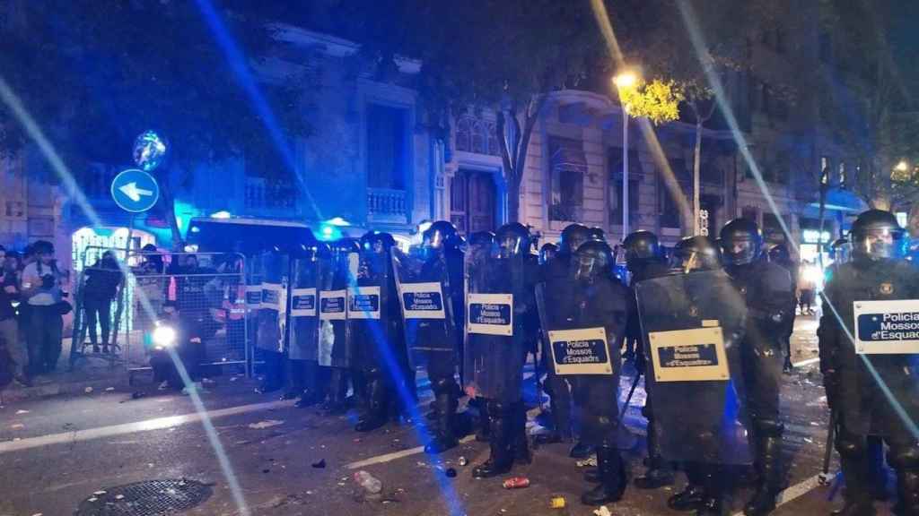 Mossos d'Esquadra antidisturbios preparándose para cargar contra los manifestantes / EUROPA PRESS