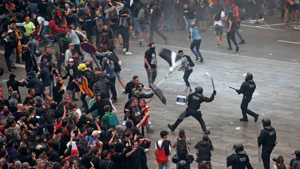 Centenares de manifestantes en el Aeropuerto de Barcelona / EFE