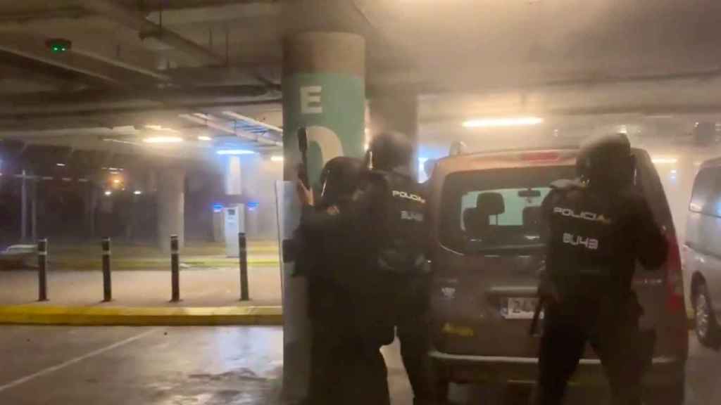 Tres policías en el Aeropuerto de Barcelona durante la manifestación del 14 de octubre