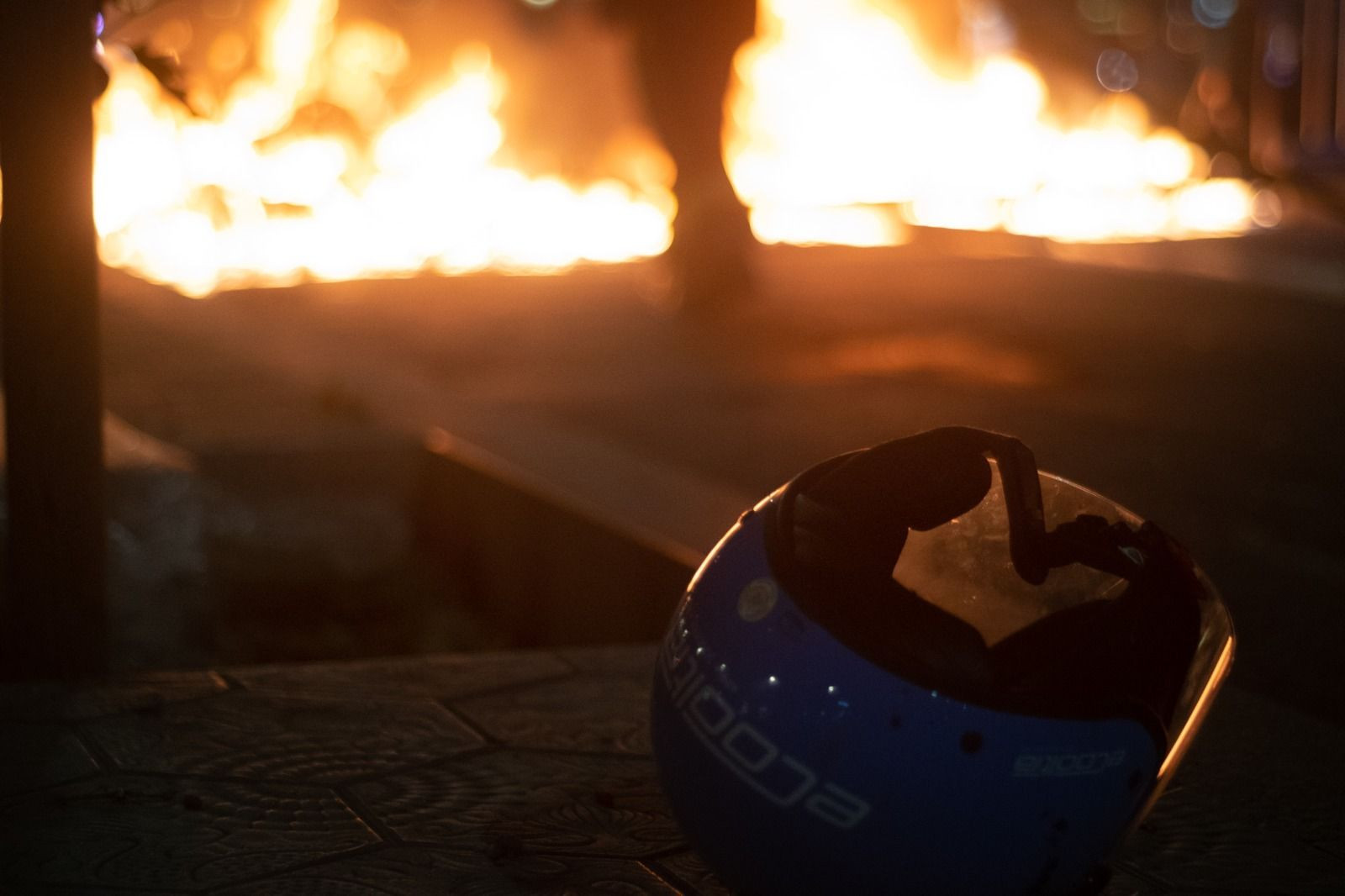 Un casco de eCooltra frente a una barricada / ROGER VILÀ