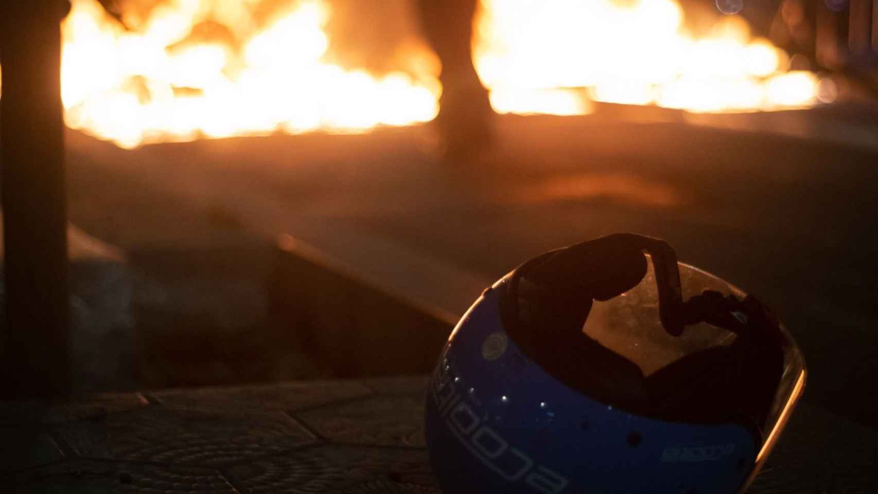 Un casco de eCooltra frente a una barricada / ROGER VILÀ