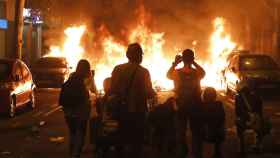 Una barricada de fuego durante los disturbios de Barcelona / EFE